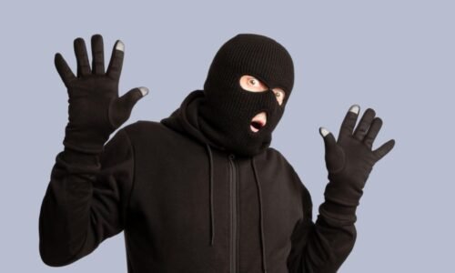 Drama ve Slaném: Odvážná prodavačka zahnala lupiče nožem. Za pár minut ho dopadla policie Drama ve Slaném: Odvážná prodavačka zahnala lupiče nožem. Za pár minut ho dopadla policie