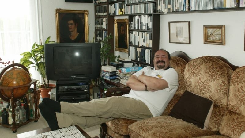 Bavič Petr Novotný oslavil 78. narozeniny. Jak dnes žije a bydlí hvězda televizních obrazovek?