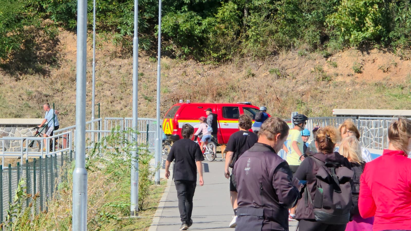 Nález těla u Hostivařské nádrže. Lékař konstatoval smrt, muži bylo kolem 50 let Nález těla u Hostivařské nádrže. Lékař konstatoval smrt, muži bylo kolem 50 let