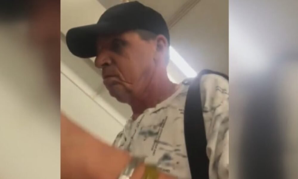 V metru osahával ženu na intimních partiích. Policie pátrá po zvrhlém muži, zveřejnila fotku