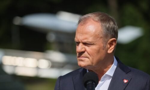 USA slíbily konzultace před schůzkou s Putinem, řekl Tusk. Kyjev musí být zapojen, zdůraznil