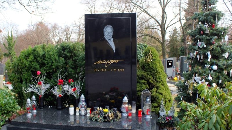 Příležitost získat hrob vedle hvězd. Prodává se místo v blízkosti Karla Gotta, cena překvapí Příležitost získat hrob vedle hvězd. Prodává se místo v blízkosti Karla Gotta, cena překvapí