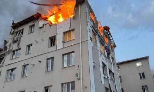 Obytná čtvrť Charkova v plamenech: Rusové vyslali drony i balistickou raketu, zemřelo i batole