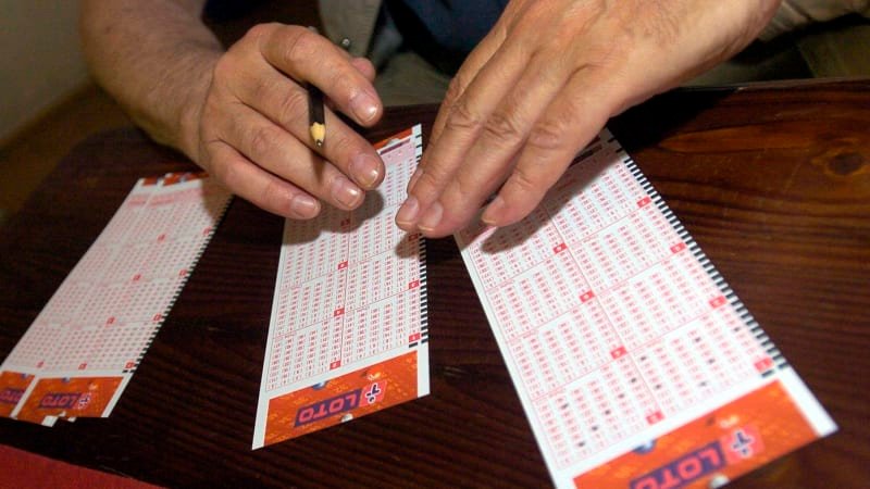 Padl jackpot snů: Šťastlivec vyhrál přes sedm miliard korun. Koupím si sekačku, prozradil