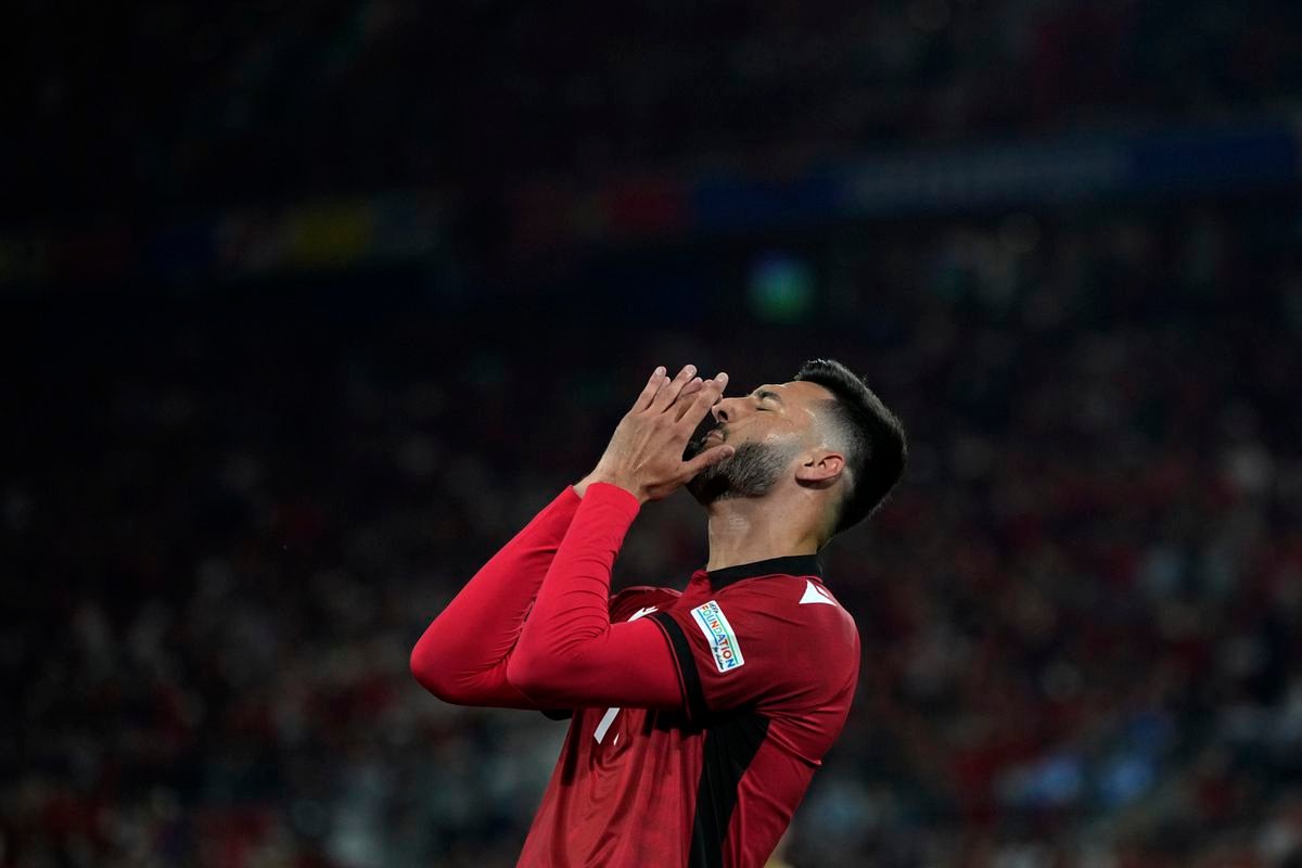Albánsky futbalový útočník končí v Chelsea. Stane sa spoluhráčom Martina Dúbravku