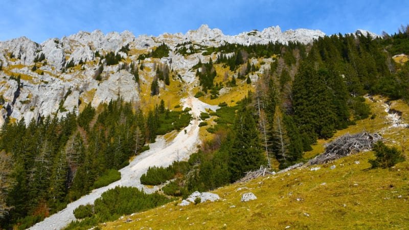 Neštěstí ve Slovinsku: V horách zahynul český turista. Opustil skupinku a zřítil se do rokle Neštěstí ve Slovinsku: V horách zahynul český turista. Opustil skupinku a zřítil se do rokle