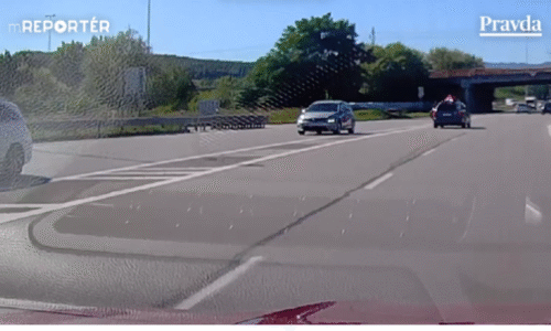VIDEO: Takéhoto kaskadéra ste ešte nevideli. Vodičov obiehalo auto s mužom na streche