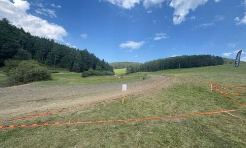 Dramatické okamihy na motokrose: Po nezvládnutom skoku vletel motorkár do divákov, zranil štyri osoby