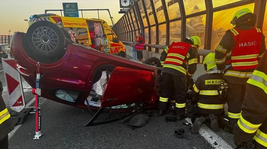 Pri rannej nehode v Bratislave sa jedno auto prevrátilo na strechu
