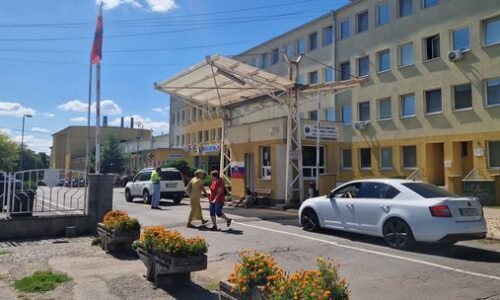 Lučenčania kritizujú poplatok za vstup autom do areálu nemocnice. Jej šéf tvrdí, že je to „nafúknuté“