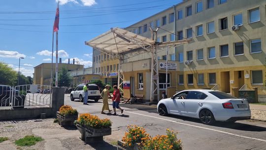 Lučenčania kritizujú poplatok za vstup autom do areálu nemocnice. Jej šéf tvrdí, že je to „nafúknuté“