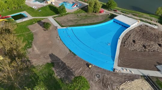Nový unikátny bazén na juhu Slovenska je hitom aj napriek opadávajúcej farbe. Prevádzkovateľ hlási rekordnú návštevnosť aj zisky