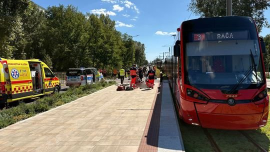 Tragická nehoda električky v Petržalke, zahynul 85-ročný cyklista