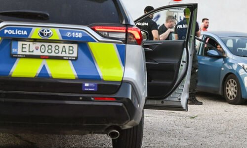 Vraj sa jej nepáčilo, že hovoria po anglicky. Žena sa v Piešťanoch vyhrážala zbraňou