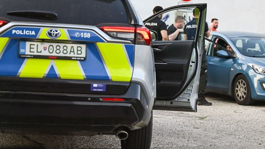 Vraj sa jej nepáčilo, že hovoria po anglicky. Žena sa v Piešťanoch vyhrážala zbraňou