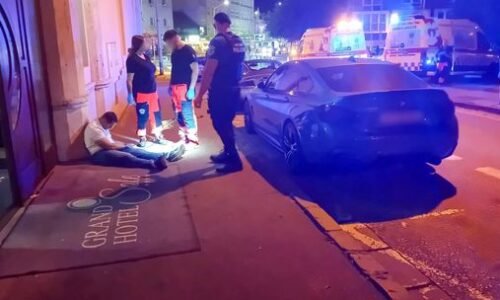 Americkí turisti v Nitre sa opili pod obraz boží. Ratovať ich musela polícia i záchranári