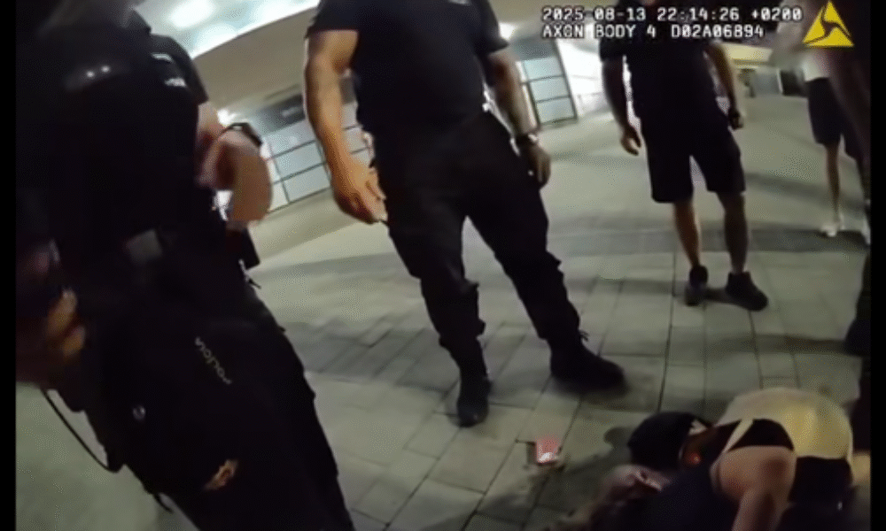 Bizarný incident v Bratislave: Muž chcel od policajta „aby ho dal do basy“, keď odmietol, udrel ho päsťou do tváre