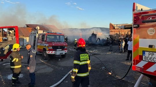 Rozsiahly požiar skládky pri Dolnom Bare: plamene pohltili približne 5500 štvorcových metrov