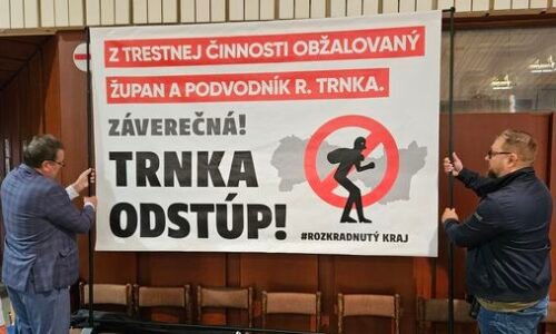 Aktivisti obvinili košického župana Trnku z machinácií a rozkrádania. Protestovali priamo na krajskom zastupiteľstve