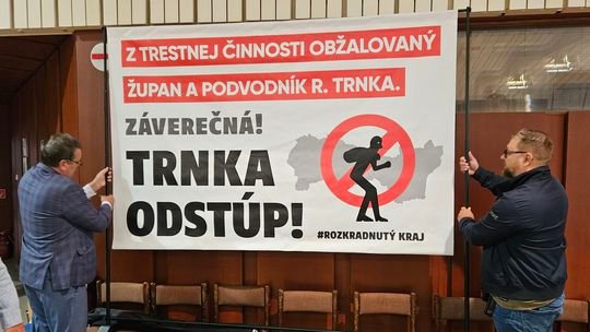 Aktivisti obvinili košického župana Trnku z machinácií a rozkrádania. Protestovali priamo na krajskom zastupiteľstve
