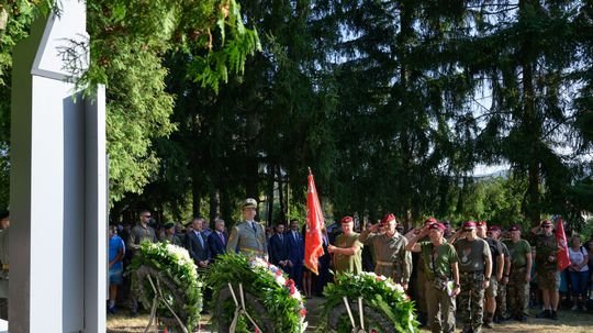 Turisti si pochodom partizánskym chodníkom zo Skýcova do Zlatna pripomenuli SNP