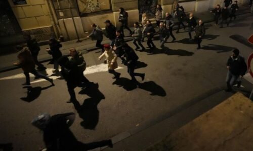 Protestujúci v Srbsku podpálili radnicu