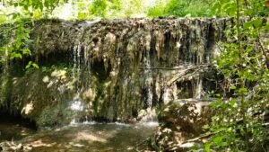 Prírodné chladničky v horúcich dňoch. dva vodopády na východe, ktoré stoja za návštevu