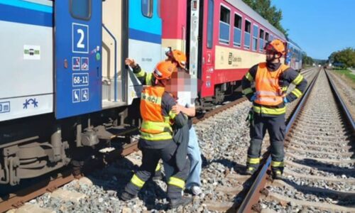 Mladá řidička nepřežila srážku s vlakem na Vyškovsku. Hasiči z vagonů evakuovali 89 lidí