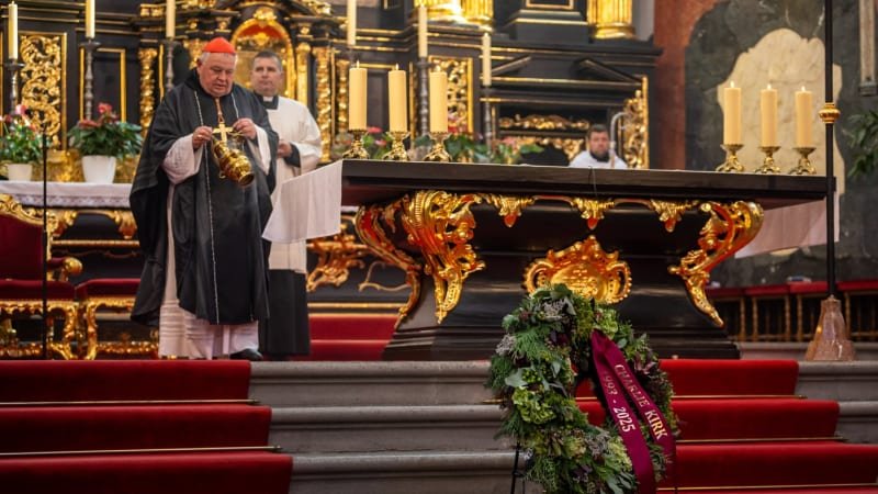 Kardinál Duka odsloužil mši za Kirka. „Hanba,“ pokřikovali před chrámem odpůrci Kardinál Duka odsloužil mši za Kirka. „Hanba,“ pokřikovali před chrámem odpůrci