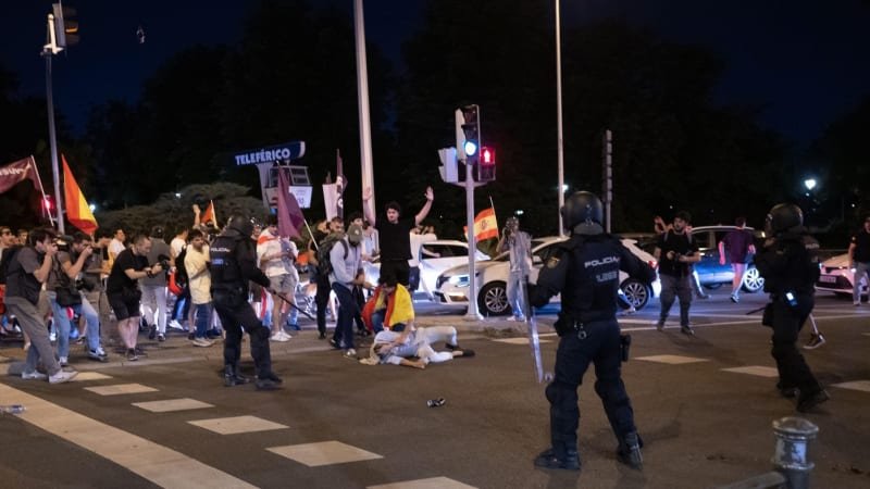 Vlna násilí ve Španělsku: Lidé se mstí migrantům za znásilnění 14leté dívky i zbití seniora Vlna násilí ve Španělsku: Lidé se mstí migrantům za znásilnění 14leté dívky i zbití seniora
