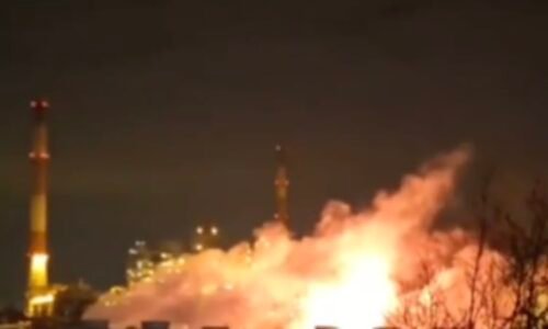 Exploze a požár. V Rusku vzplála další rafinerie, desítky dronů útočily i na jiných místech