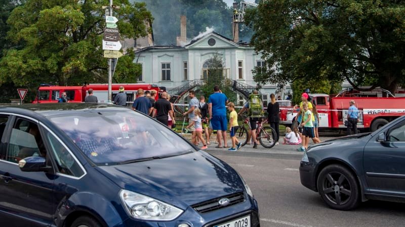 Požár zámku v Horním Maršově. Hasiči neměli plány, život jim zachránilo nečekané zdržení Požár zámku v Horním Maršově. Hasiči neměli plány, život jim zachránilo nečekané zdržení