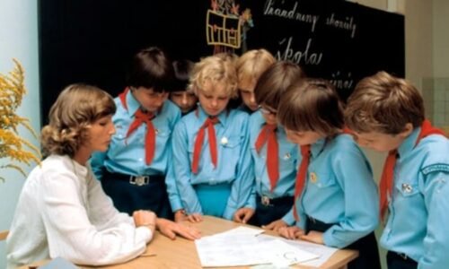 GLOSA: Naučit lásce k Sovětskému svazu. Nový školní rok nad žákovskou z roku 1978