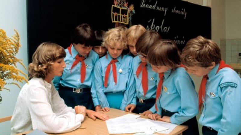 GLOSA: Naučit lásce k Sovětskému svazu. Nový školní rok nad žákovskou z roku 1978 GLOSA: Naučit lásce k Sovětskému svazu. Nový školní rok nad žákovskou z roku 1978