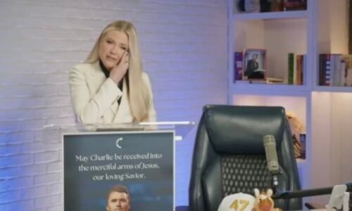 Nevíte, co jste rozpoutali, prohlásila vdova po Kirkovi. S manželem se emotivně loučila u rakve