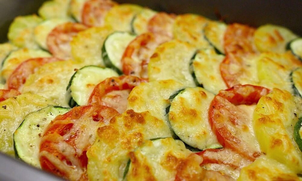 Gemüsegratin mit Kartoffeln, Zucchini und Tomaten. Perfekte Beilage oder leichtes Abendessen!