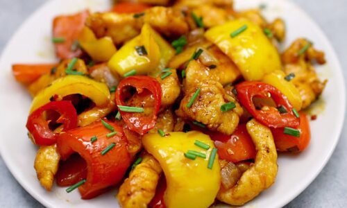 Schnell und lecker! Gebratenes Hähnchen mit Gemüse in wenigen Minuten!