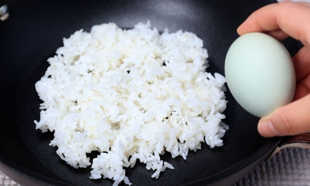 1 bowl of rice with 1 egg! Super simple and delicious snack recipe