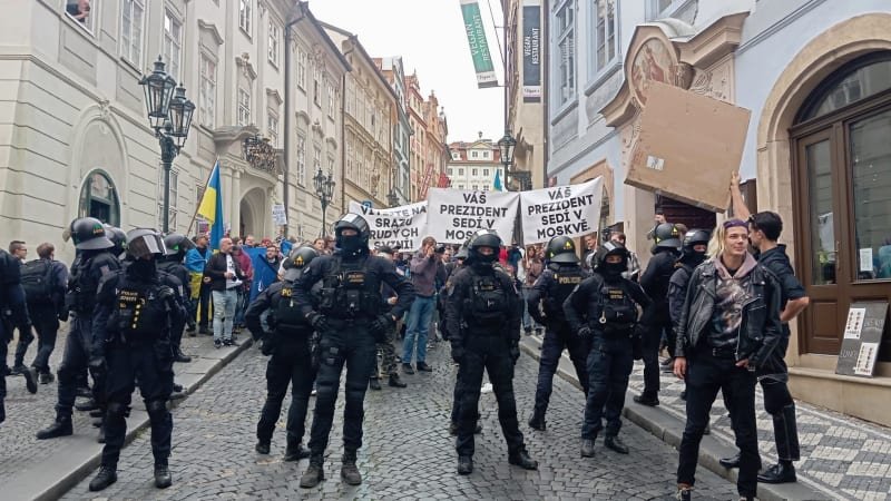 ON-LINE: V okolí Hradu to vře. Opoziční průvod narazil na odpor, skupiny rozděluje policie