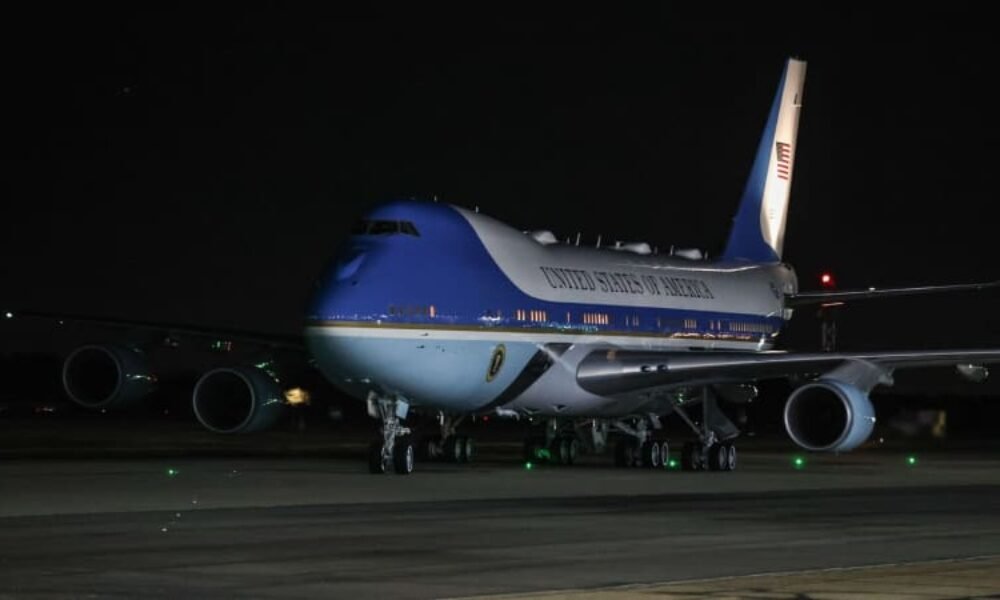 Pozdvižení při Trumpově cestě do Londýna: Air Force One mělo ohrožovat jiné letadlo