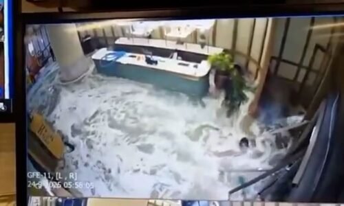 Tajfun Ragasa bičuje pobřeží Číny. Záběry ukazují, jak voda zaplavila luxusní hotel