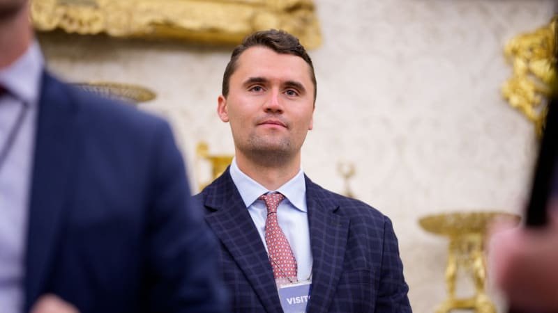 Velká pieta za Charlieho Kirka: Obřad se bude konat na stadionu, promluví i Trump