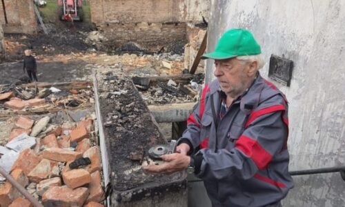 Při požáru přišel o domov i milovanou fenku. Seniorovi z Kopřivné pomáhají lidé začít znovu