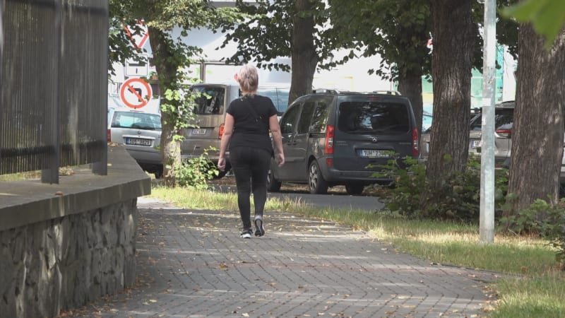 Riskantní manévr řidiče v Ústí zachytilo video. Jízdou po chodníku ohrozil ženu, nechápe expert Riskantní manévr řidiče v Ústí zachytilo video. Jízdou po chodníku ohrozil ženu, nechápe expert