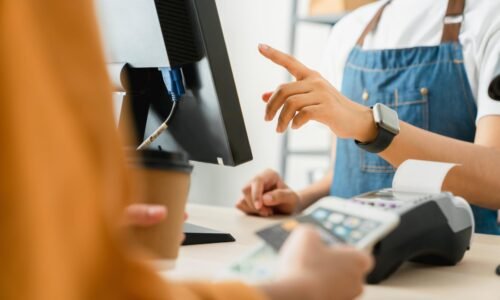 Predajcovia budú musieť od roku 2026 umožniť bezhotovostné platby, hrozia pokuty až do 15-tisíc eur Predajcovia budú musieť od roku 2026 umožniť bezhotovostné platby, hrozia pokuty až do 15-tisíc eur