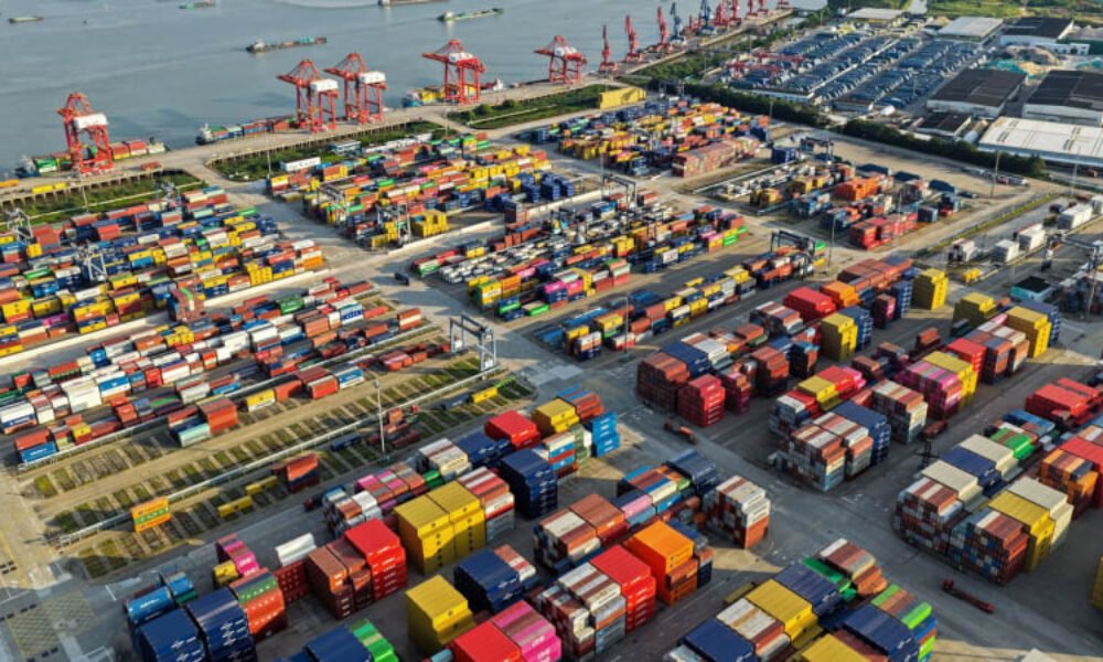 Válka o levné balíčky: Trump „uzavřel“ Číně cestu, Temu či Shein cílí na Evropu, včetně Česka