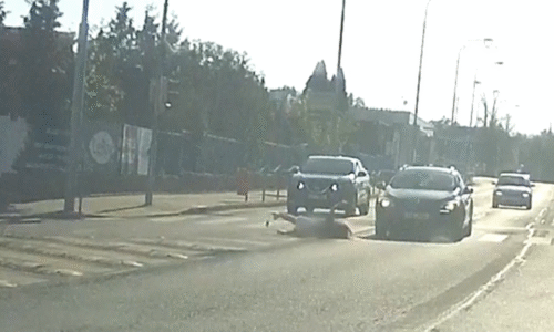 Nebezpečná situace na přechodu v Teplicích: Auto smetlo mladou ženu, ukazují záběry Nebezpečná situace na přechodu v Teplicích: Auto smetlo mladou ženu, ukazují záběry