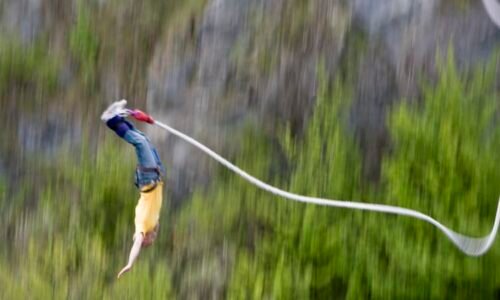 Narozeninová tragédie na bungee jumpingu: Matka se zřítila z komínu, syn její smrti přihlížel