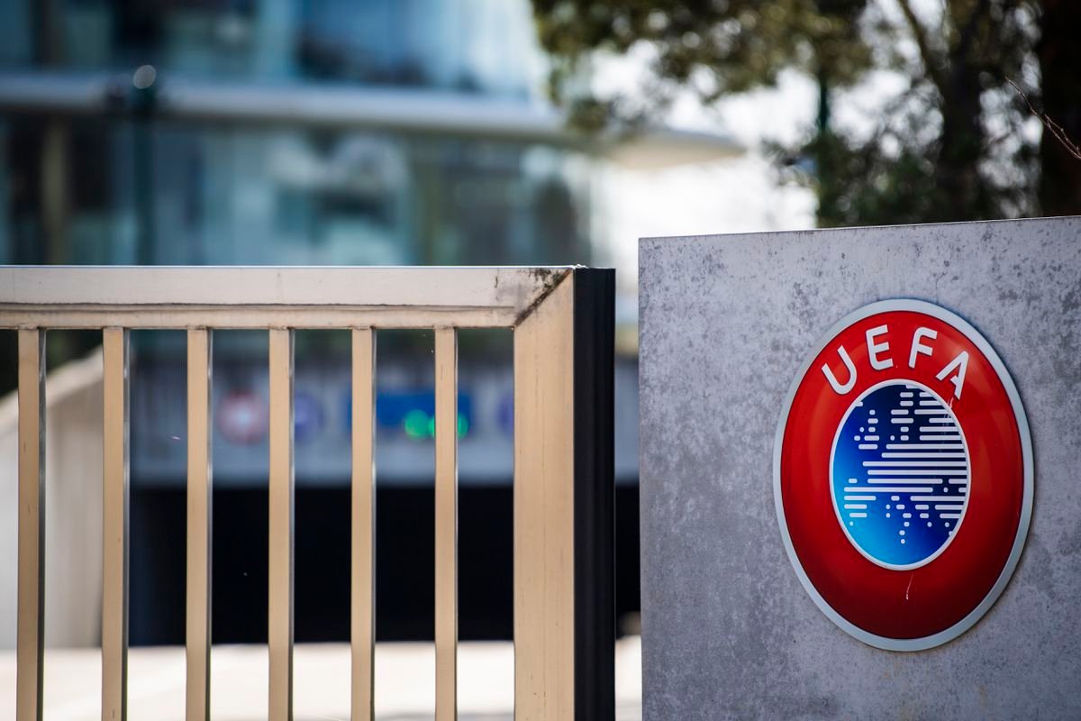 UEFA stojí pred zásadným rozhodnutím. Vylúči jednu z reprezentácií z kvalifikácie na MS?
