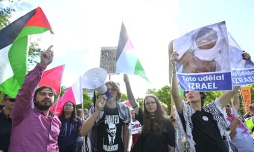 Propalestinští demonstranti narušili mítink Spolu v Praze. Skandovali hesla o genocidě v Gaze.